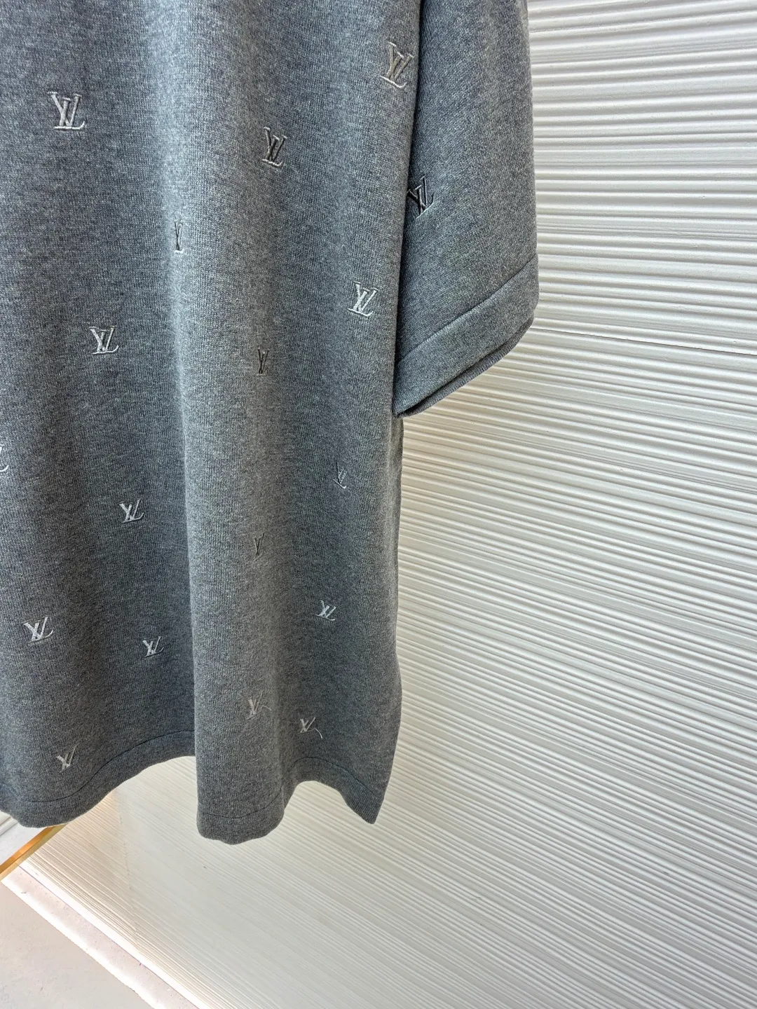 LOUIS VUITTON woolen short sleeves with small gray characters embroidery ●Original version: purchased and developed by 11365 ●Item number: 1682208-B00 ●Fabric: pure cotton yarn wool fabric ●Technology: embroidery production ●Color: gray ●Version: fitted version ●Weight: about 380 grams ●Size: XS-S-M-L ●Description: The whole piece is made with full embroidery technology. The stitching technique is mainly used to fill in the slender and curved lines of the embroidery shape, which can show the details and layering of the pattern. The slender and curved lines have a strong sense of line and three-dimensionality when stitched, and the stitching technique is vivid, lively and has good coverage. Use embroidery thread to embroider the pattern stitch by stitch. The pattern will be tight and have a shrinking effect. The splicing of the armholes, neckline and body adopts fine stitch processing instead of direct sewing. This processing method makes the product more detailed; it also improves the texture of the product and the yarn itself has ductility. The upper body has a drapey feel without being tight and wraps around the body. The washing process of the yarn softens the touch of the fabric while still retaining the original sense of wideness. The overall wiring is straight and delicate, the fabric is comfortable and soft, and the color is consistent without color difference. It can be matched with the same style to create a fashionable look and control various occasions. Customized accessories, complete with three standards, same style for men and women!